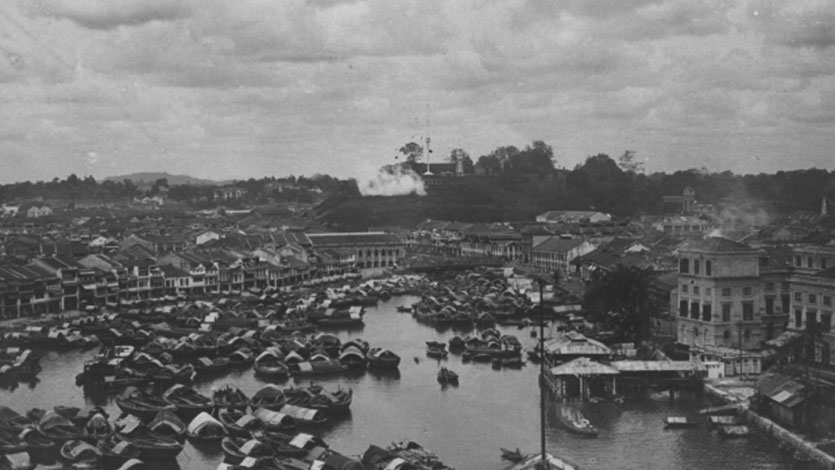 シンガポール川沿いの古い貿易港に浮かぶ船