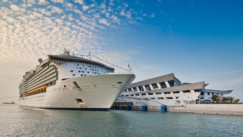 Kreuzfahrtschiff liegt am Dock des Marina Bay Cruise Centre Singapore