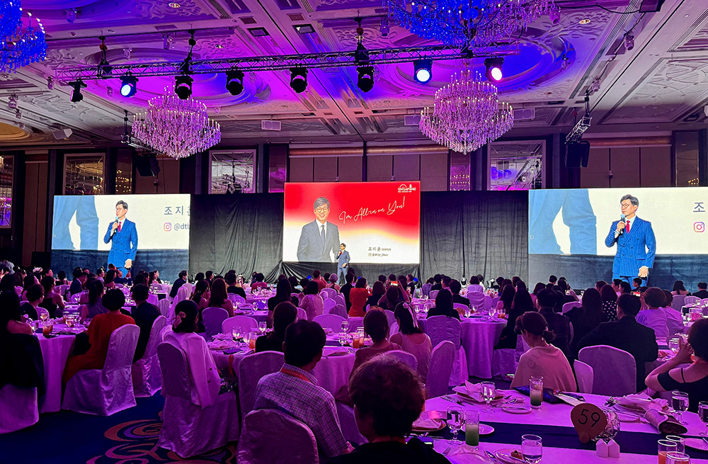 A speaker addresses the 2024 Nu Skin Korea Success Trip in Shangri-La Singapore grand ballroom.