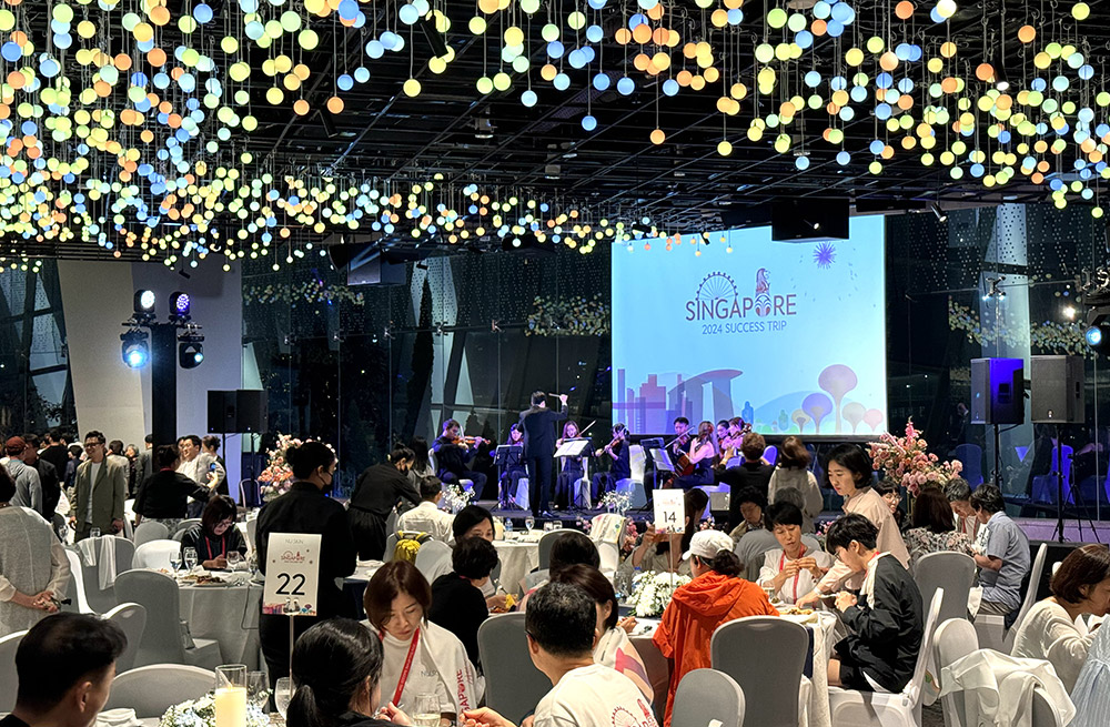 Guests celebrate at the 2024 Nu Skin Korea Success Trip in Singapore, enjoying a vibrant banquet.