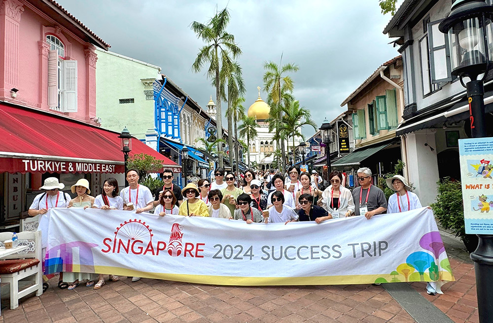 Nu Skin Korea participants posing during a team-bonding adventure at Kampong Gelam