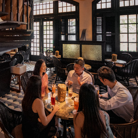 Ambience of Long Bar in Singapore