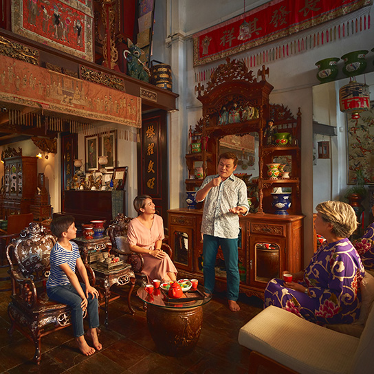 Singapore Tour Guide Presenting To Tourists