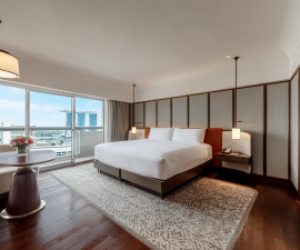 Deluxe room with Marina Bay view