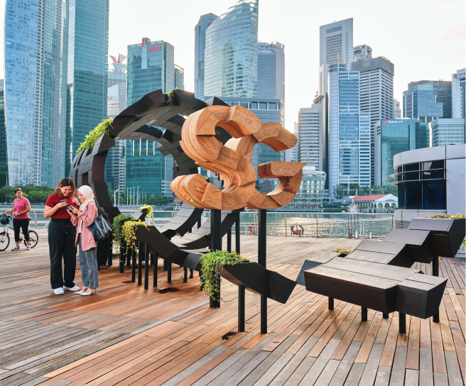 Picturesque 'Here is SG' sculpture