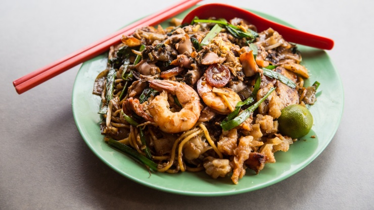 Gebratenes Kway Teow auf einem grünen Teller