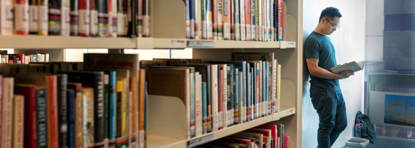 Malcolm Lee beim Lesen in der Bishan Public Library 