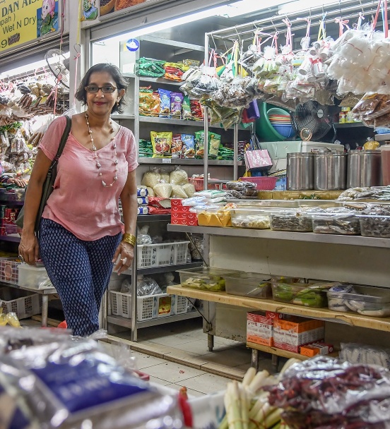 Ruqxana sucht nach Gewürzen und Zutaten auf dem Geylang Serai Market.