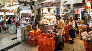 Im Inneren des Tekka Centre Wet Market aufgebaute Stände