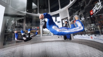 Zwei Menschen bei iFly Singapore