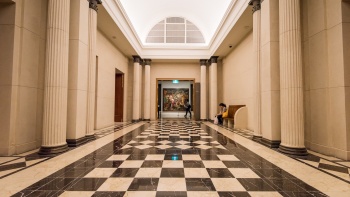 National Gallery Ein Korridor zwischen den Galerien in der National Gallery Singapore