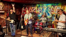 Eine Bandperformance bei Crazy Elephant