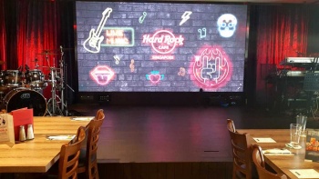 Weitwinkelaufnahme der Bühne im Hard Rock Café Singapore