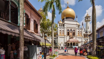 Sultan Moschee – Fassade mit Geschäften