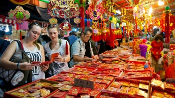 Chinesisches Neujahr – Verkaufsstände in Chinatown mit Dekomaterial und roten Päckchen