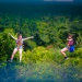 Zwei Mädchen probieren die Zipline im Mega Adventure auf Sentosa aus.