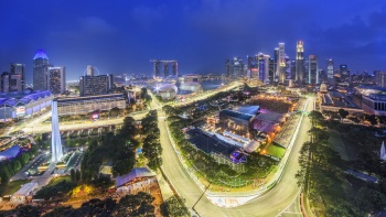 Rennwagen beim FORMEL EINS Singapore Grand Prix in der ersten Kurve