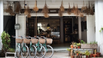 Fassade der Plain Vanilla Bakery mit geparkten Fahrrädern davor