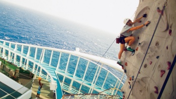 Kletterwand auf der Mariner of the Seas mit Blick über das Meer