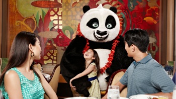 Familie mit Kindern beim Abendessen mit Kung Fu Panda auf der Royal Caribbean International