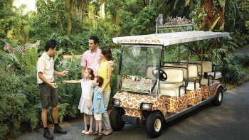 Eine Familie mit einem Führer im Singapore Zoo