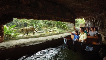 Menschen beim Amazon Quest Board Ride in der River Safari Singapore