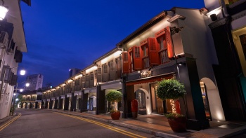 Außenansicht des Scarlet Singapore in Shophouses an der Erskine Road