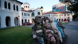 Skulpturen auf einer Bank vor der Außenfassade des Singapore Art Museum