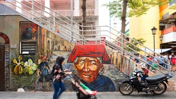 Wandbild von Samsui-Frauen auf der Banda Street in Chinatown 