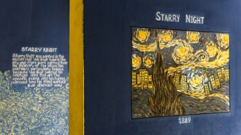 Reproduktion des Wandgemäldes „Sternennacht“ von Social Creatives auf dem leeren Deck des MacPherson HDB