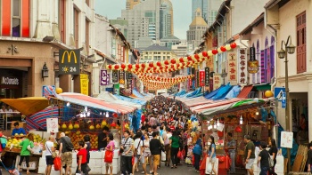 Pulsierende Menschenmassen auf der Pagoda Street in Chinatown, Singapur