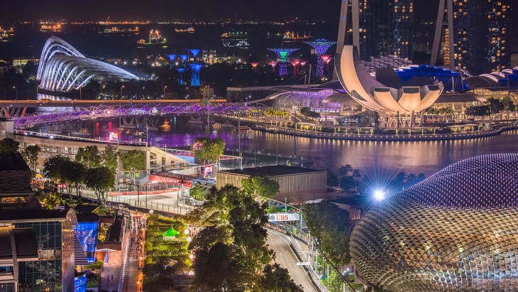 Nahaufnahme von Esplanade, Marina Bay Sands, ArtScience Museum während der F1-Saison