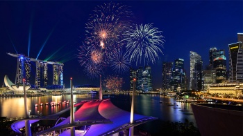 Feuerwerk in Marina Bay, vom Dach der Esplanade aus gesehen