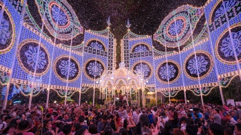 Eine Szene am zentralen Pavillon, der im Christmas Wonderland in Gardens by the Bay mit Kunstschnee beleuchtet wird