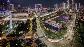 Luftaufnahme der Skyline von Singapur im Central Business District während des FORMEL-1-Nachtrennens