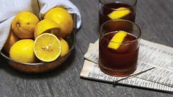 Cocktails mit Zitronengarnitur aus dem Jekyll & Hyde