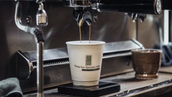 Ein gleichmäßiger Strom Espresso füllt eine Kaffeetasse im Ting Hoe.