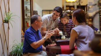 Kunden sprechen im Tea Chapter mit einem Experten für traditionellen, chinesischen Tee