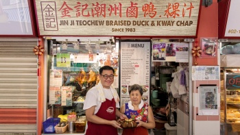 Die Besitzer von Jin Ji Teochew Braised Duck posieren vor ihrem Stand