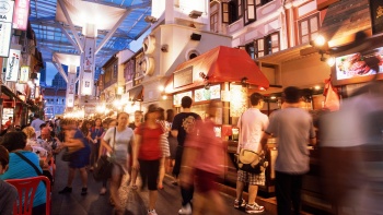 Menschen in der Chinatown Food Street am Abend
