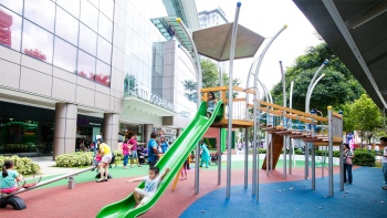 Ein Spielplatz außerhalb der City Square Mall