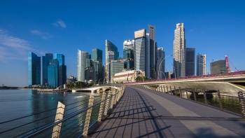 Ein Gehweg mit Blick auf den Central Business District 