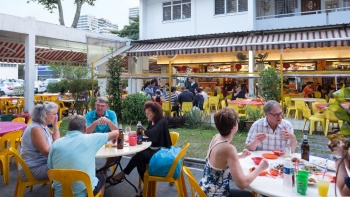 Menschen essen draußen vor dem Restaurant Keng Eng Kee