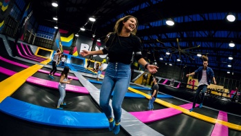 Totalaufnahme vom Innenbereich des BOUNCE Trampolinparks 