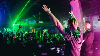 Blick von den DJ-Decks auf die tanzende Menge im Canvas Club