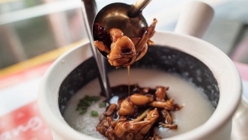 Ein Bild von einer Schüssel Froschschenkel-Porridge im Geylang Foto von Danny Santos. 