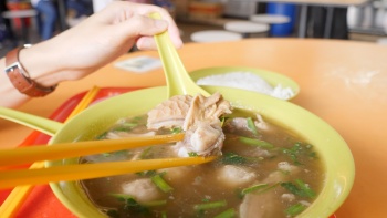 Schüssel mit Hammelsuppe im Teochew-Stil von Chai Chuan Tou Yang Rou im Bukit Merah View Food Centre