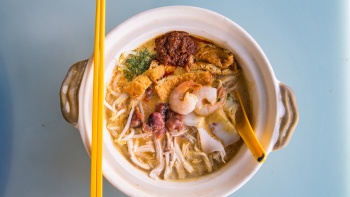 Flatlay eines Depot Road Zhen Shan Mei Claypot Laksa