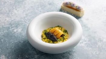 Im Buona Terra wird ein Gericht aus Bio-Eiern, Seeigel und Kaviar serviert