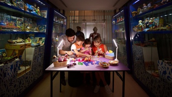 Eine Familie baut gemeinsam Spielzeuge im Kunsthandwerks-Workshop im MINT Museum of Toys